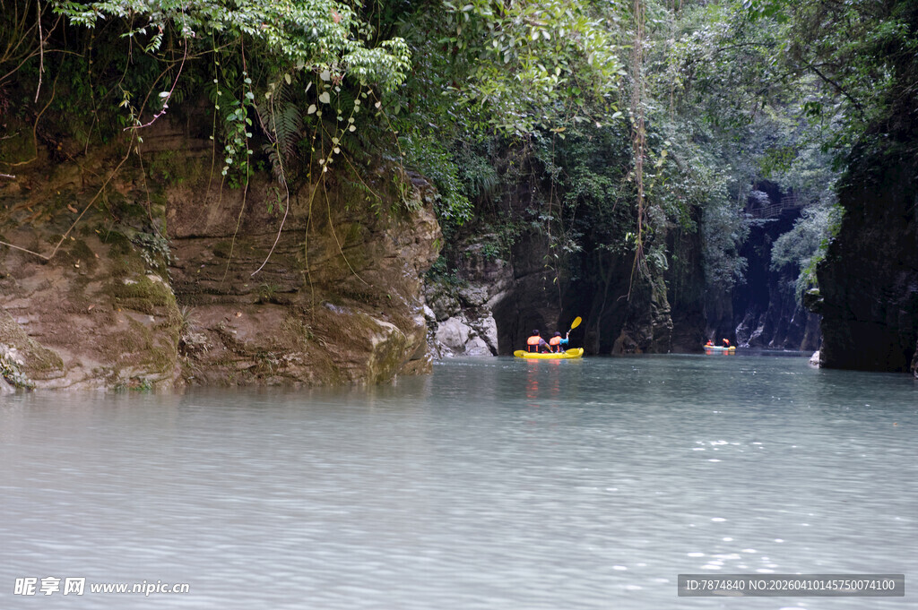 恩施峡谷中皮划艇穿行的美景