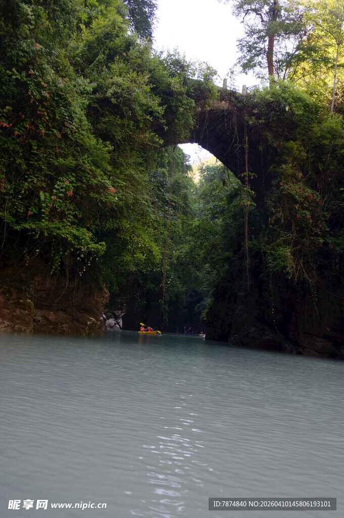 恩施天然石拱桥下的宁静水域