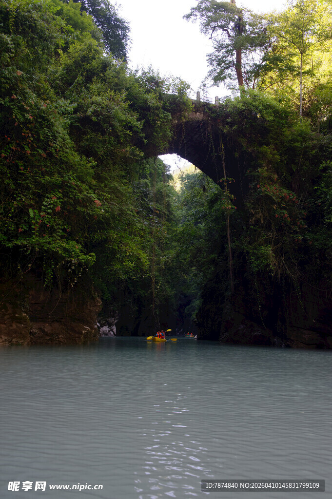 恩施峡谷中河流上的天然石桥