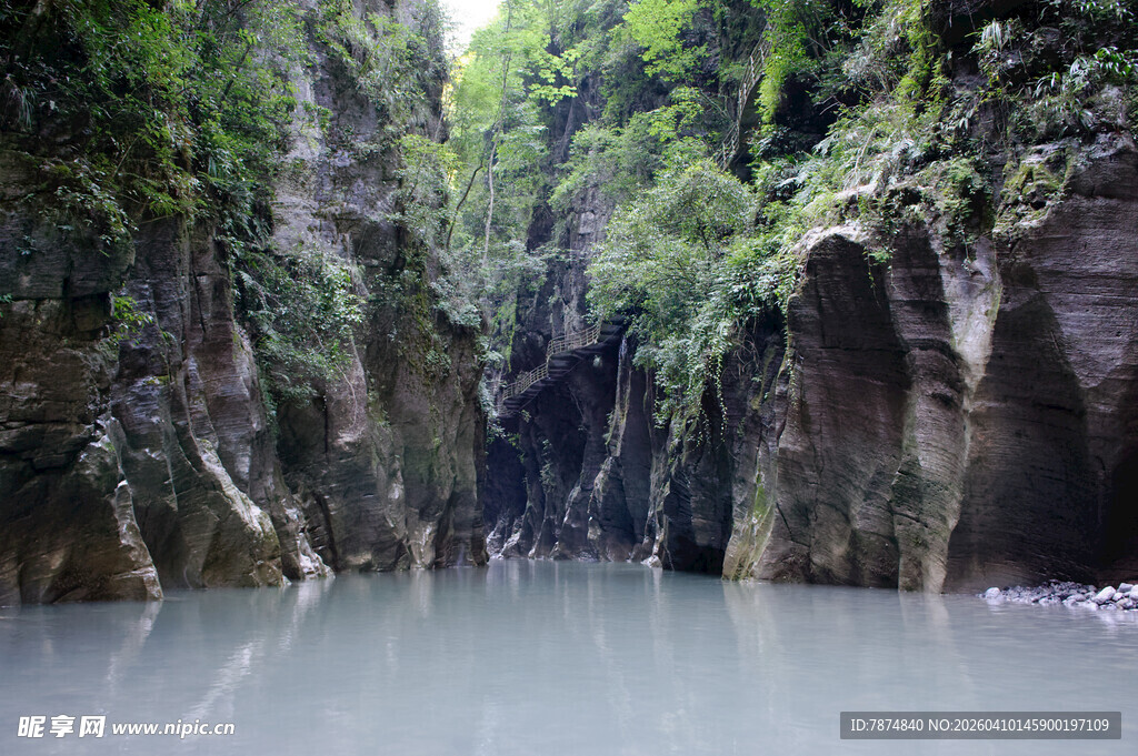 恩施峡谷碧水间的自然美景