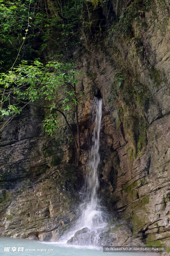 恩施山间瀑布景色