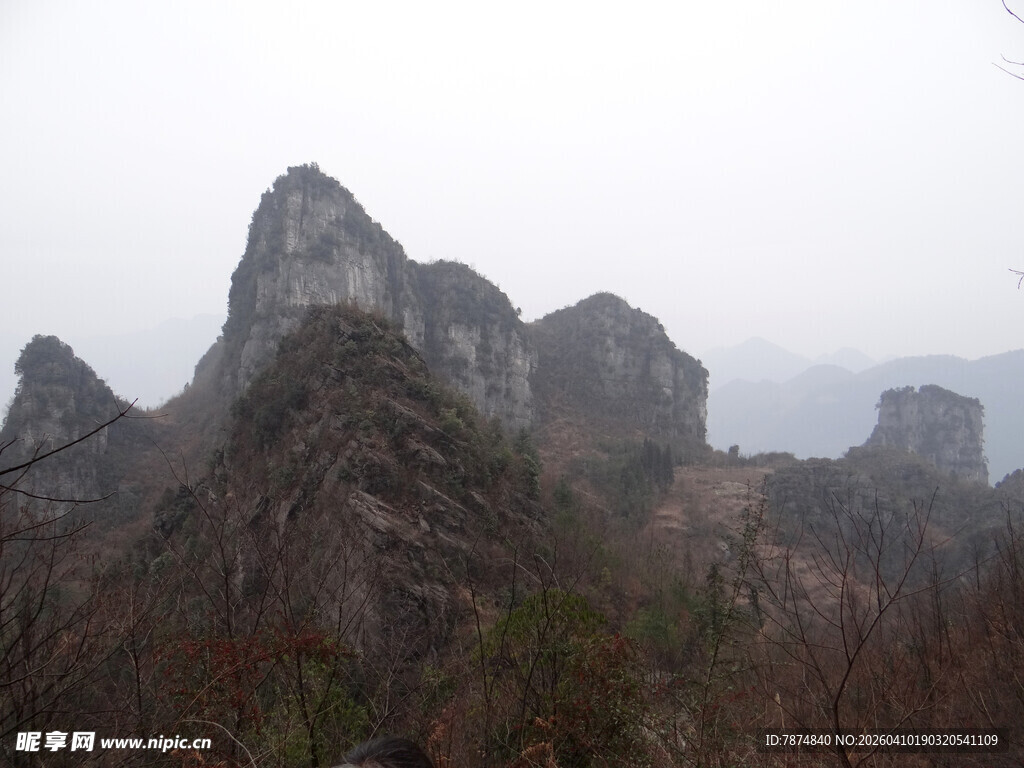 恩施雾霭中的嶙峋山峦