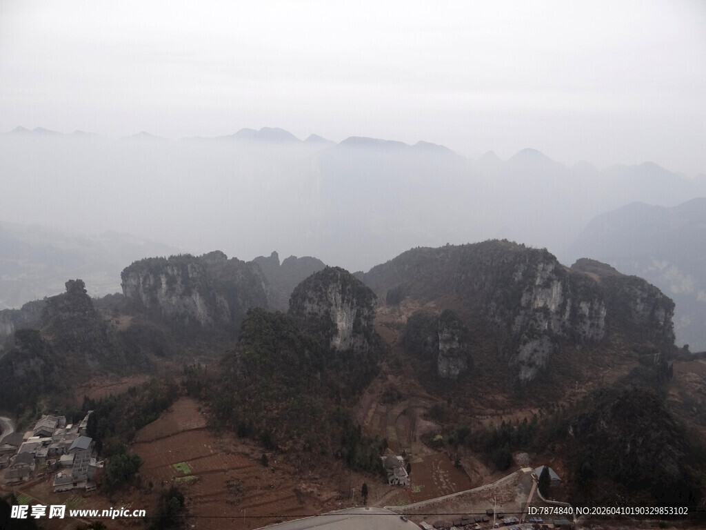 恩施雾中奇峻山峦景观