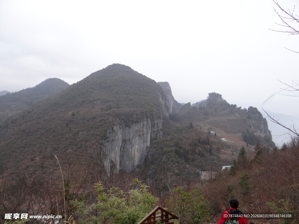 恩施山间徒步者与壮丽山景