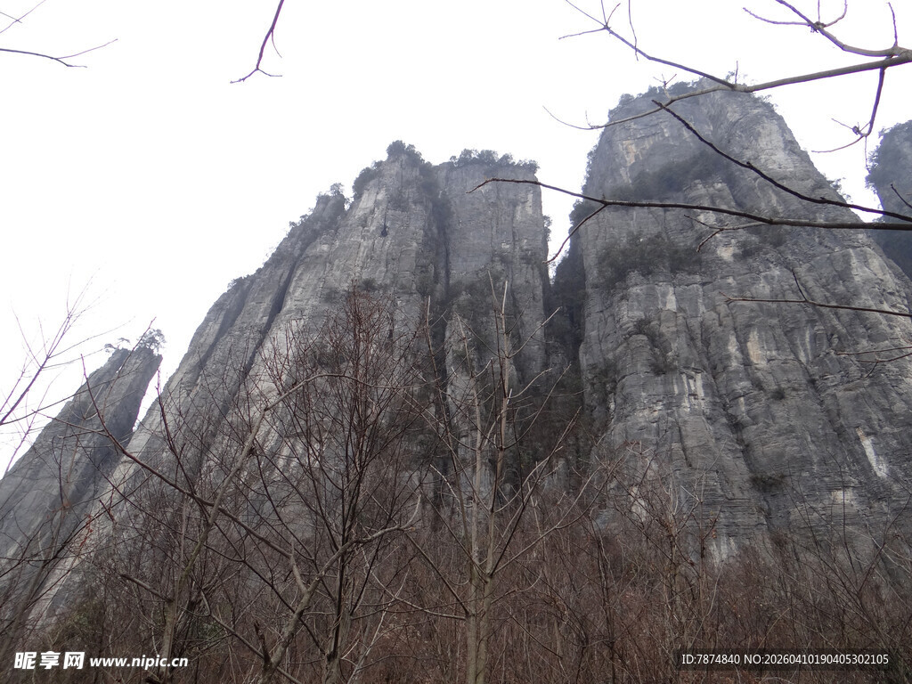 恩施巍峨山峰尽显自然之美