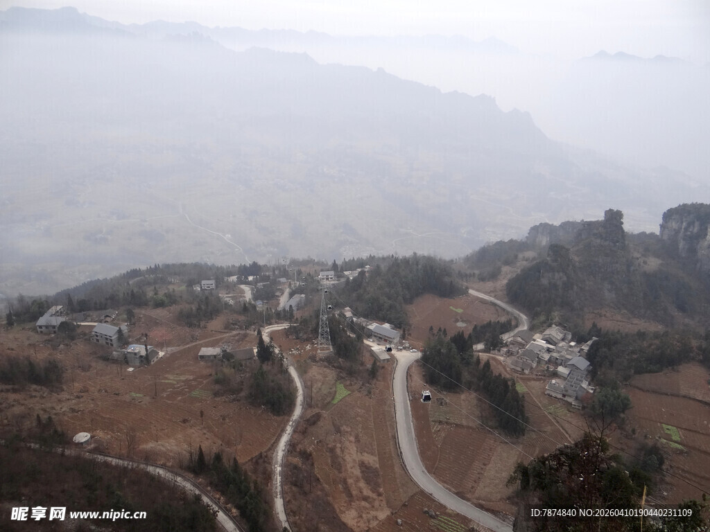 恩施山间村落蜿蜒小路景观