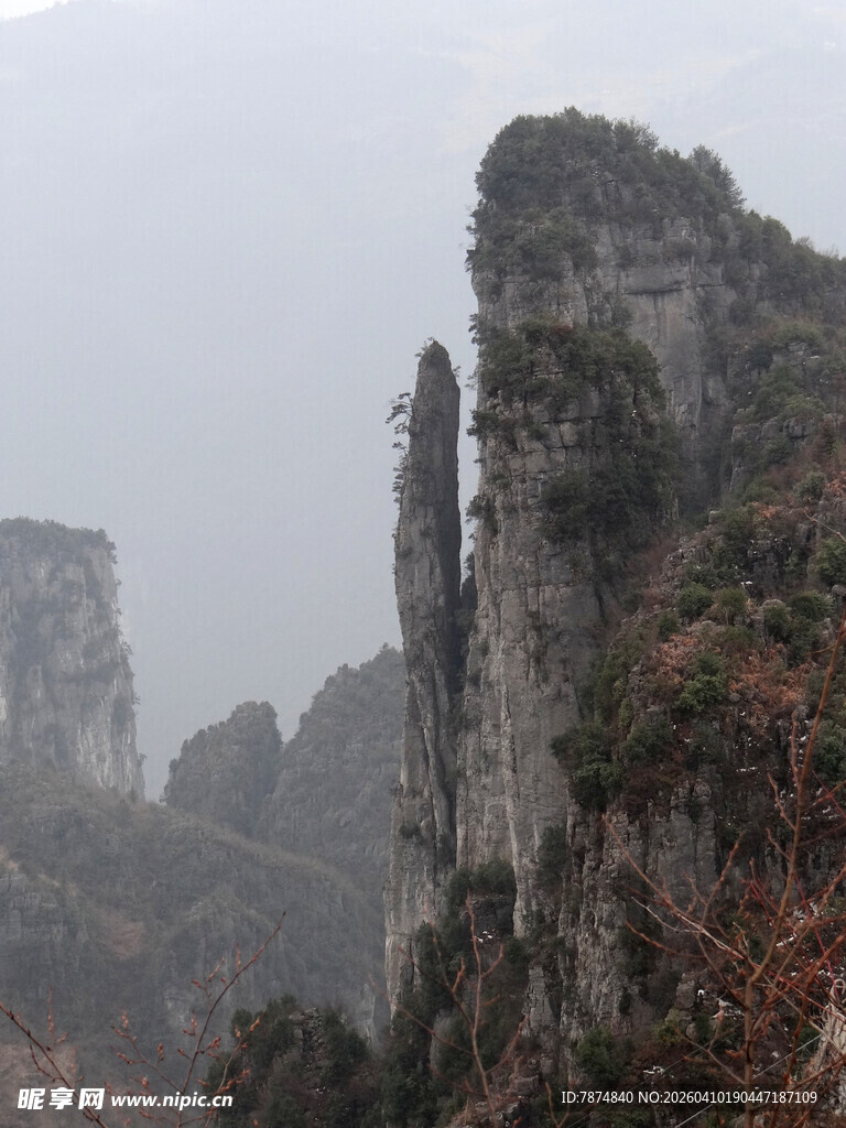 恩施奇峰耸立的壮丽山景