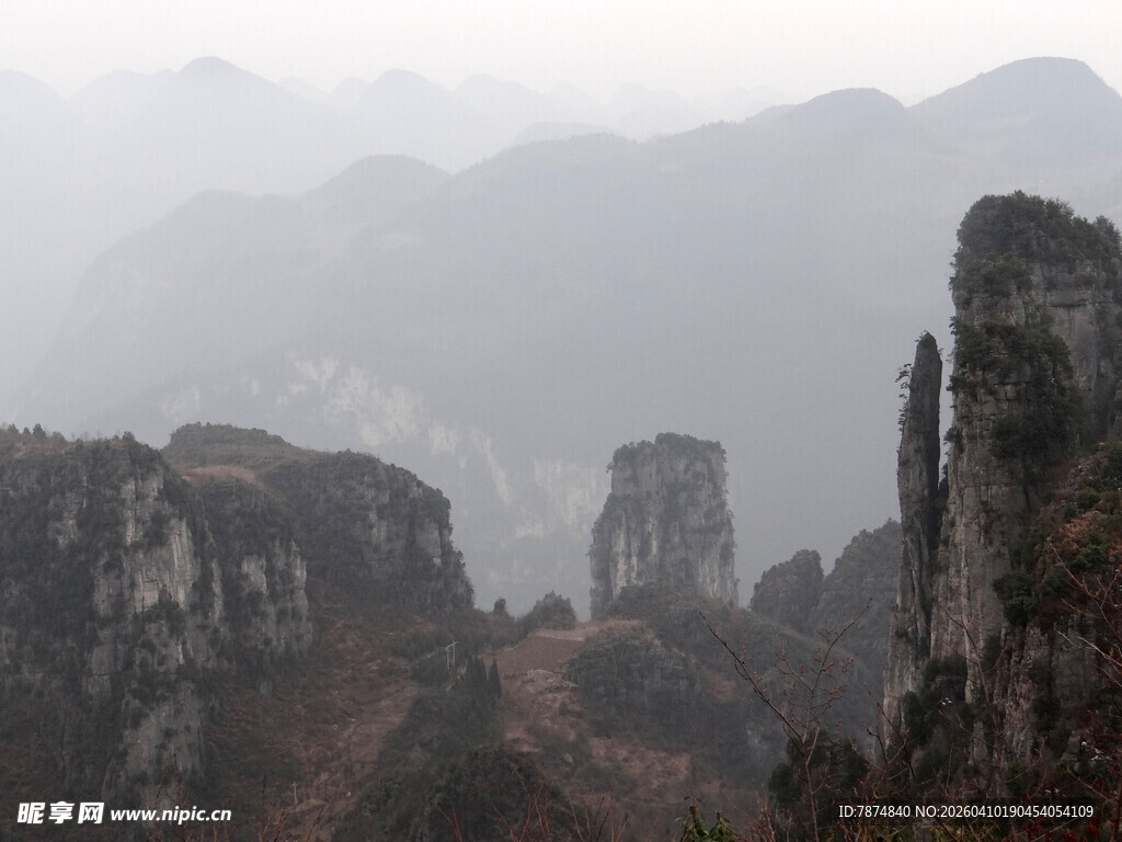 恩施雾中峻峭山峰美景