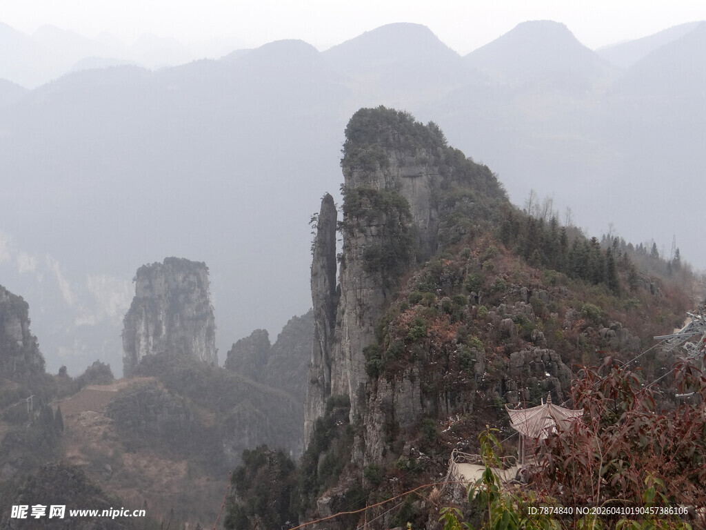 恩施奇峰耸立山间壮丽景色