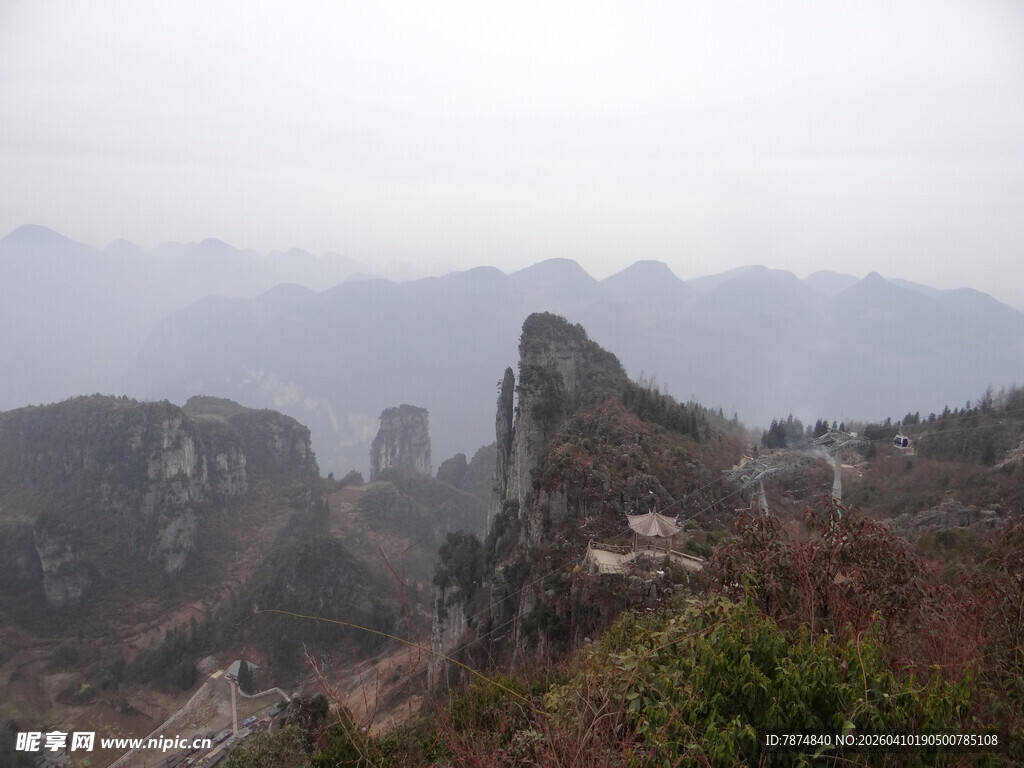 恩施雾中峻峭山峦美景