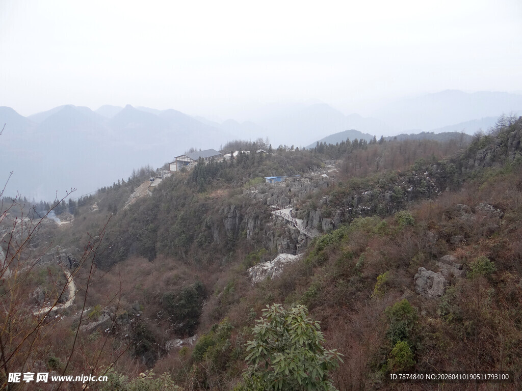恩施山间蜿蜒道路 植被覆盖
