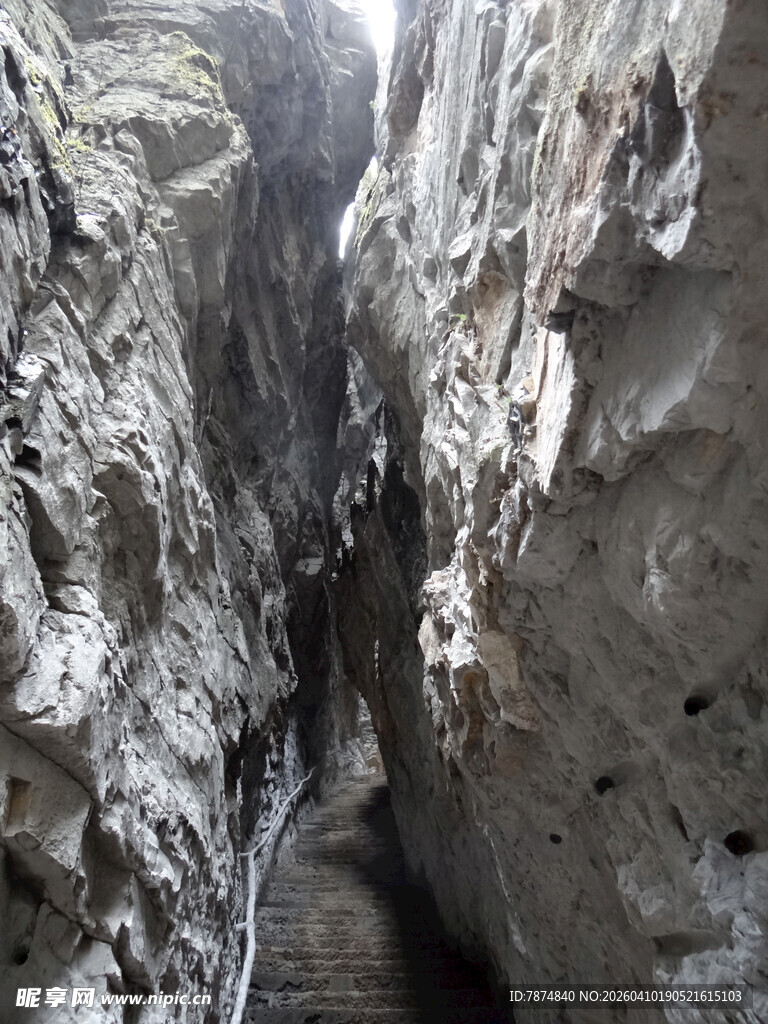 恩施狭窄山间石缝小道