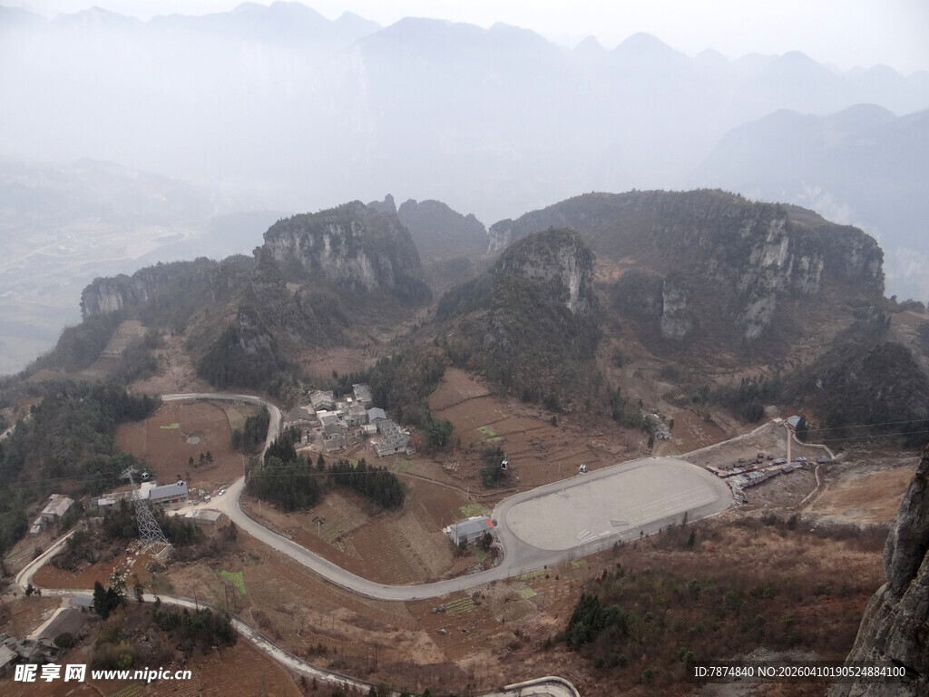 恩施山间蜿蜒公路与朦胧远山