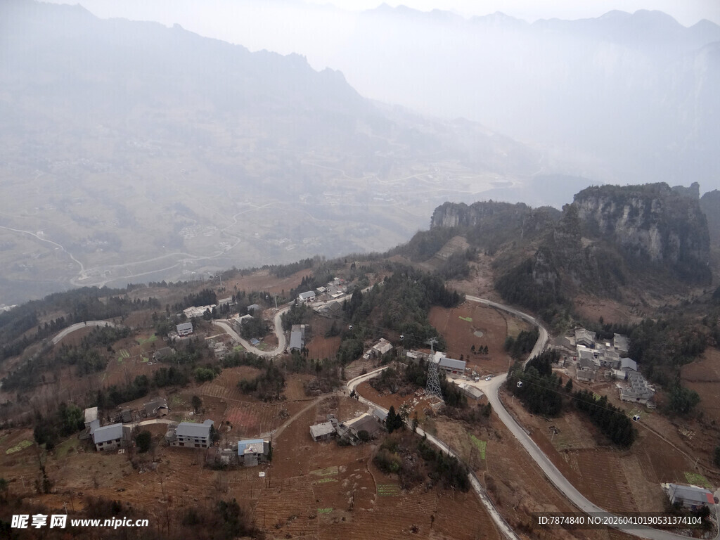 恩施山间村落蜿蜒公路景致