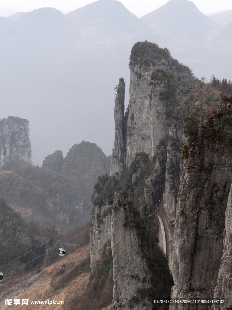 恩施奇峰耸立的壮丽山景