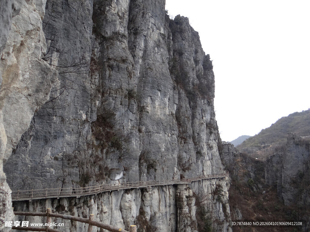 恩施悬崖边的险峻栈道