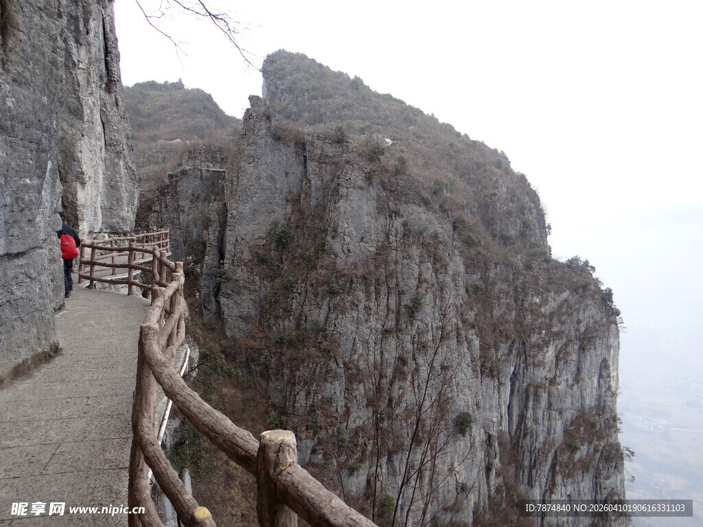 恩施悬崖栈道上的徒步者