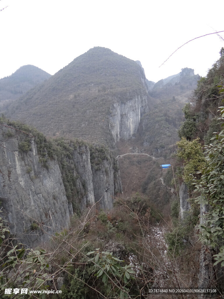 恩施山间险峻石壁景观