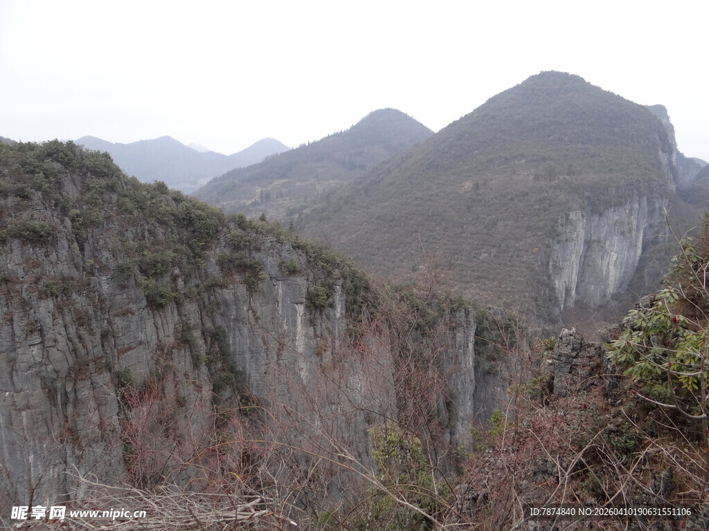 恩施壮丽山景 峭壁与植被相依