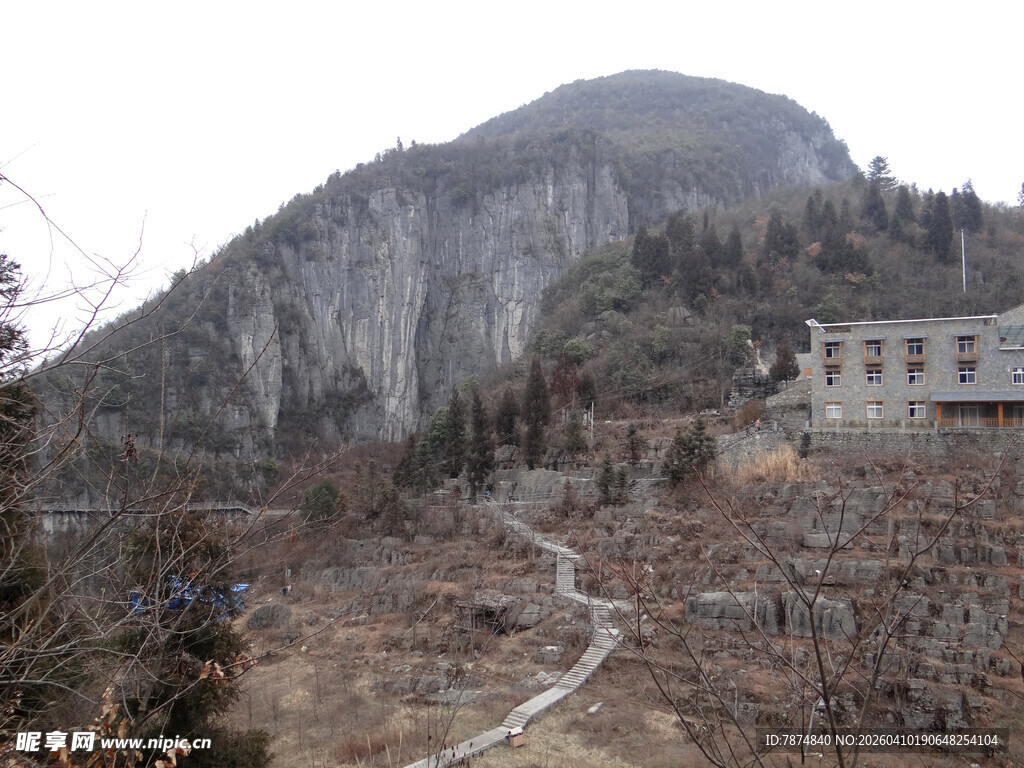 恩施山间村落与蜿蜒小路