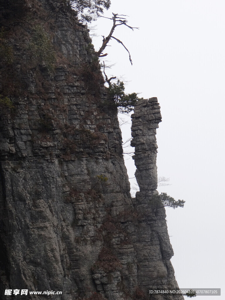 恩施奇峰耸立的险峻山景