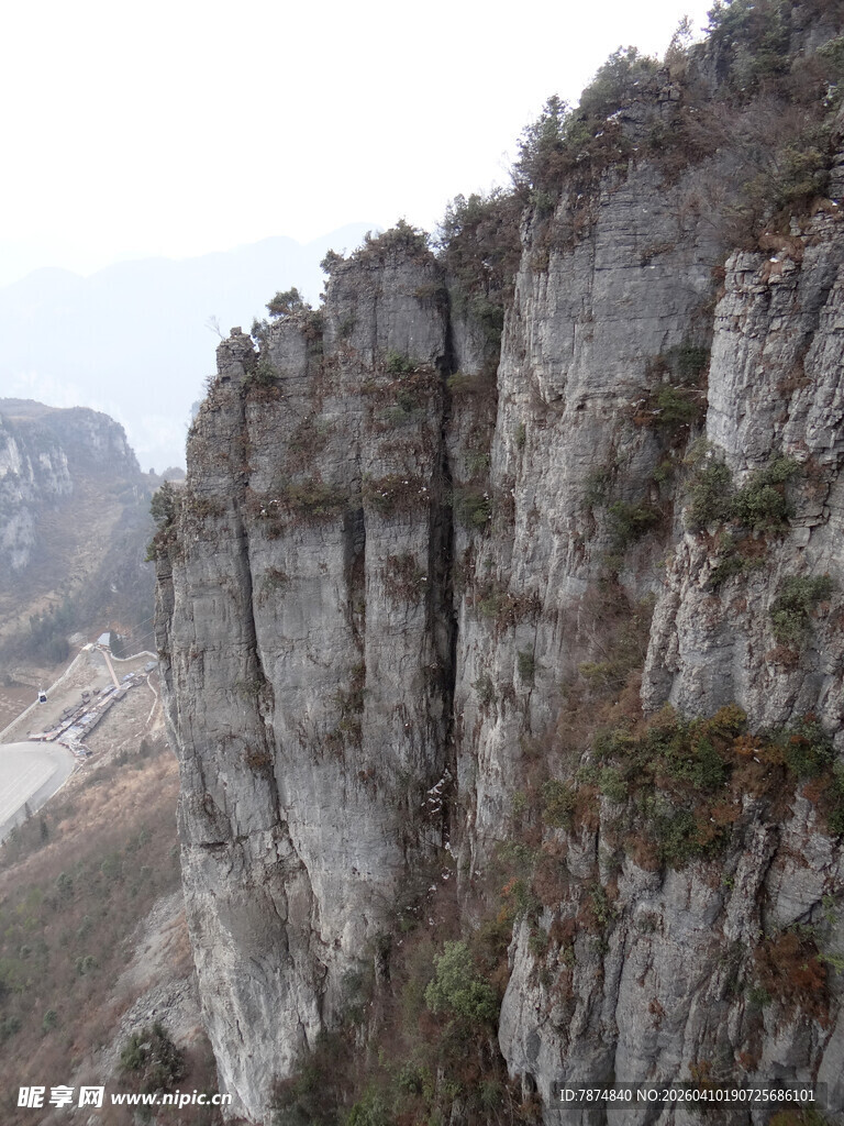 恩施险峻壮观的陡峭岩石山峰