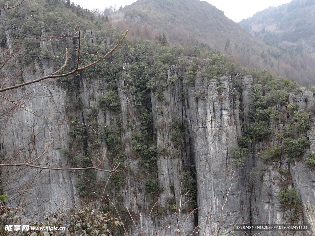 恩施险峻壮观的垂直山崖景观