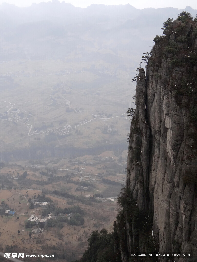 恩施悬崖峭壁下的壮阔风景