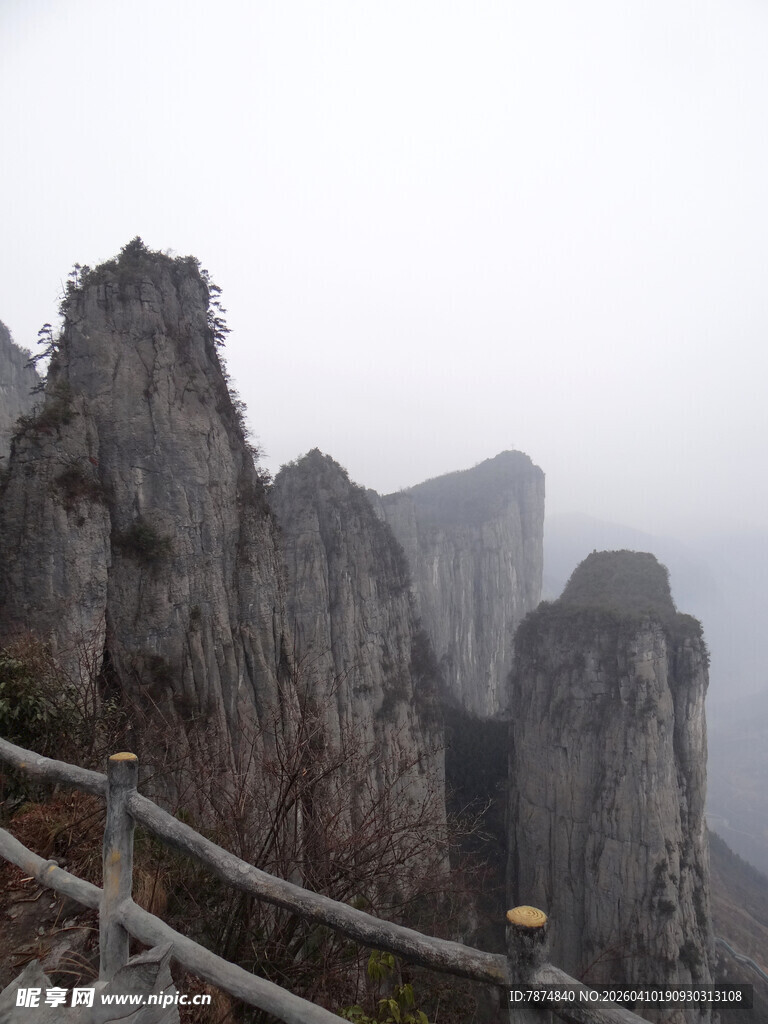 雾中峻峭山峰观景台景象