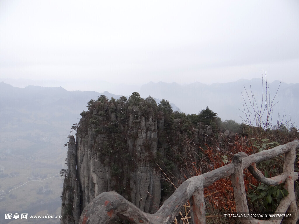 恩施悬崖边的壮丽山景