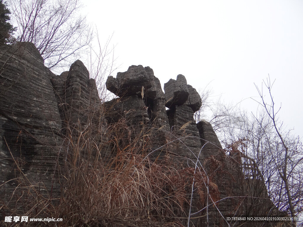 恩施奇特嶙峋的山间岩石景观