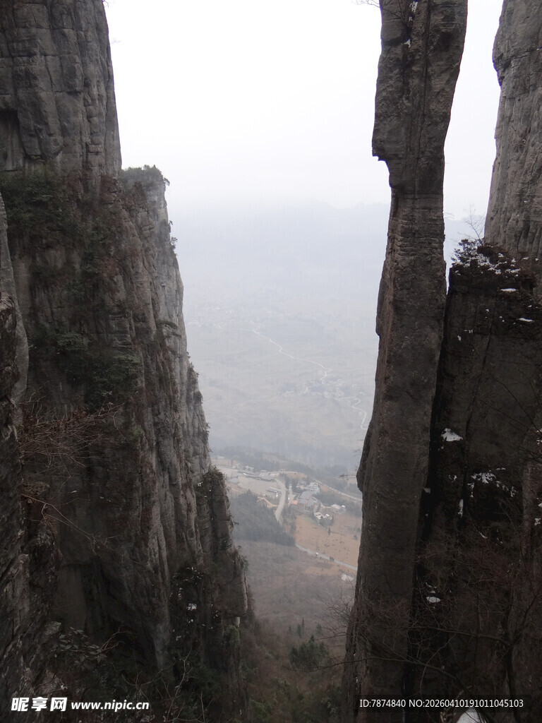 恩施奇峰耸立的壮丽山景