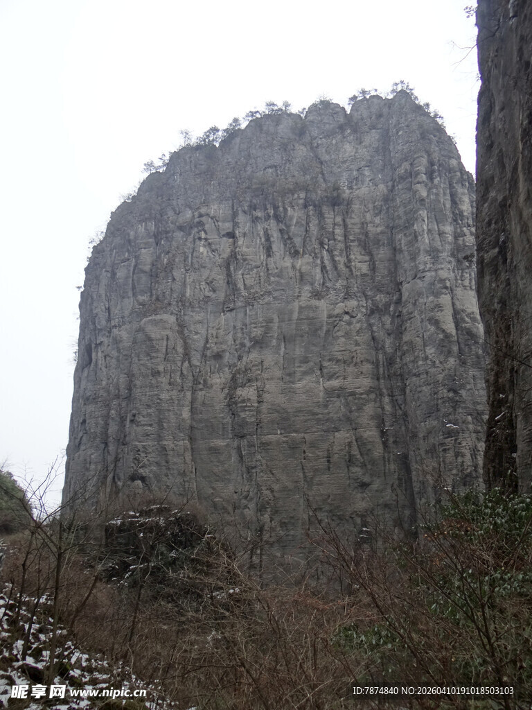 恩施巍峨山峰隐于朦胧雾气中