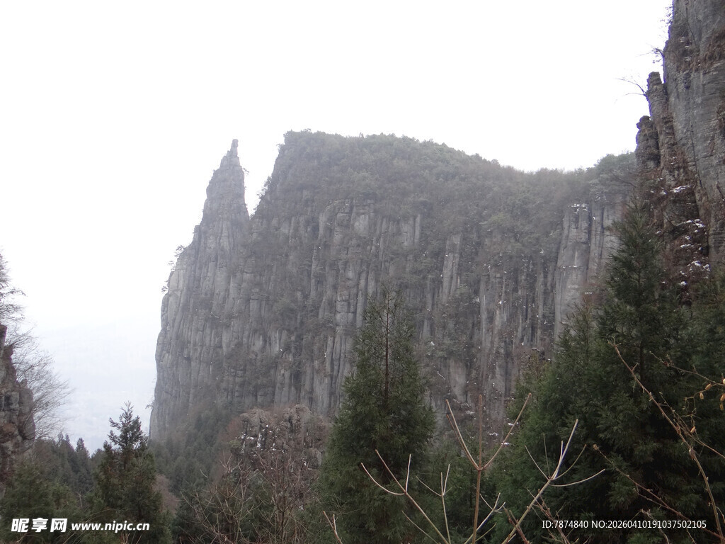 恩施巍峨山峰与林间景致