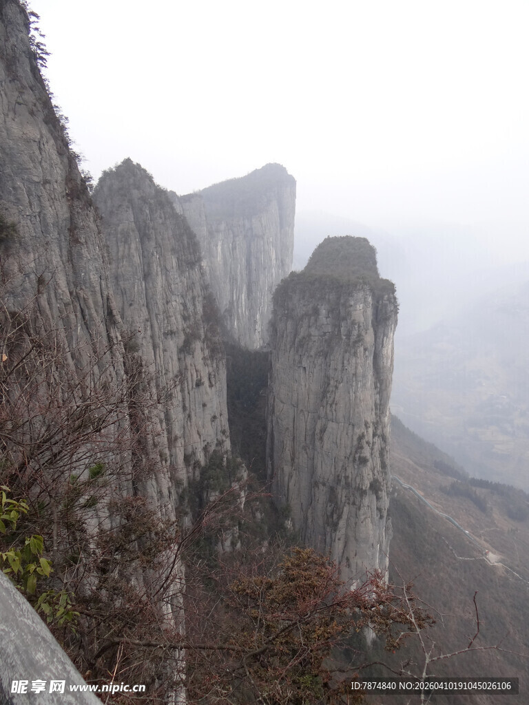 恩施云雾缭绕的险峻山峰