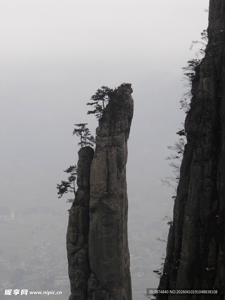 恩施云雾中耸立的奇特山峰