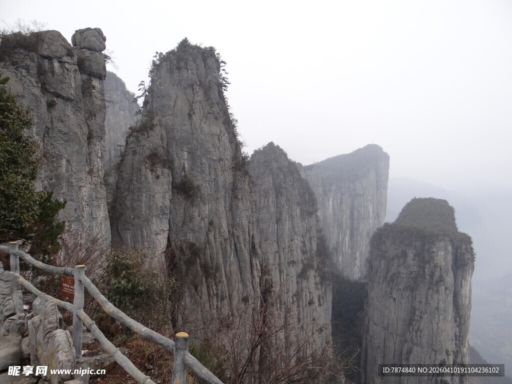 恩施云雾缭绕的险峻山峰栈道