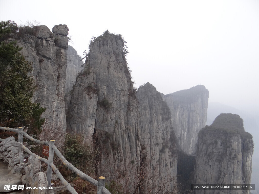 恩施险峻山峰与山间木质栈道