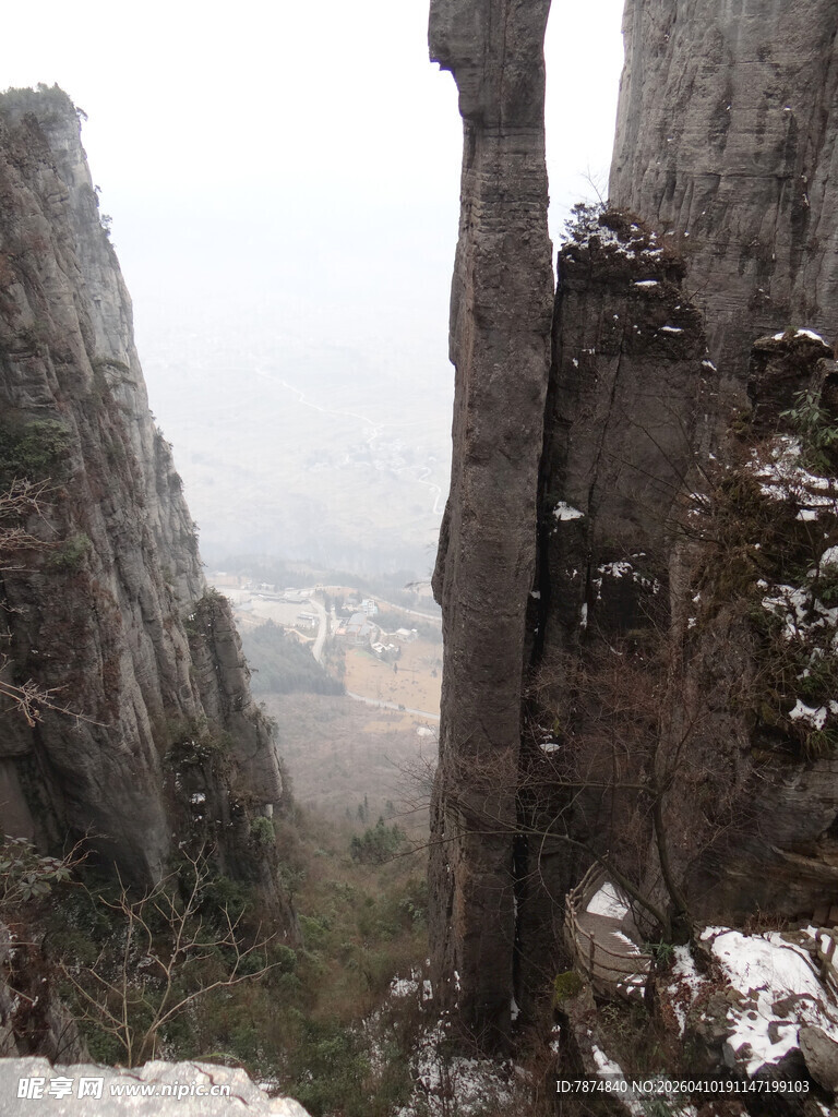 恩施奇峰耸立的壮丽山间景观