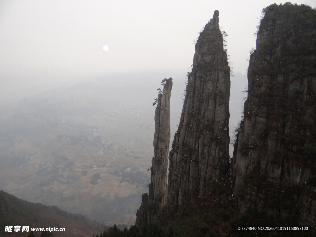 恩施奇峰耸立的壮丽山景
