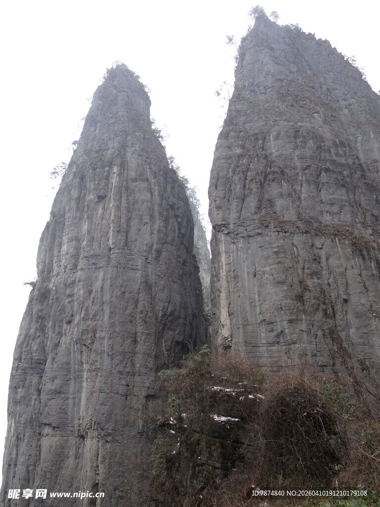 恩施巍峨险峻的奇特双峰
