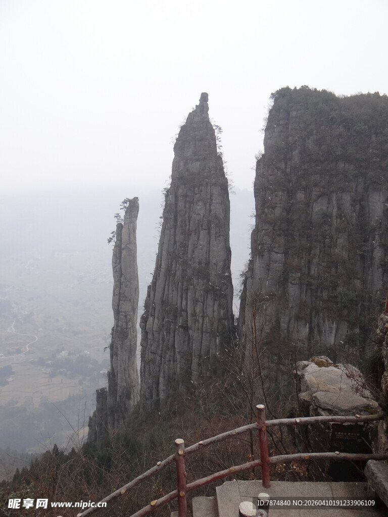 恩施奇峰耸立的壮丽山景