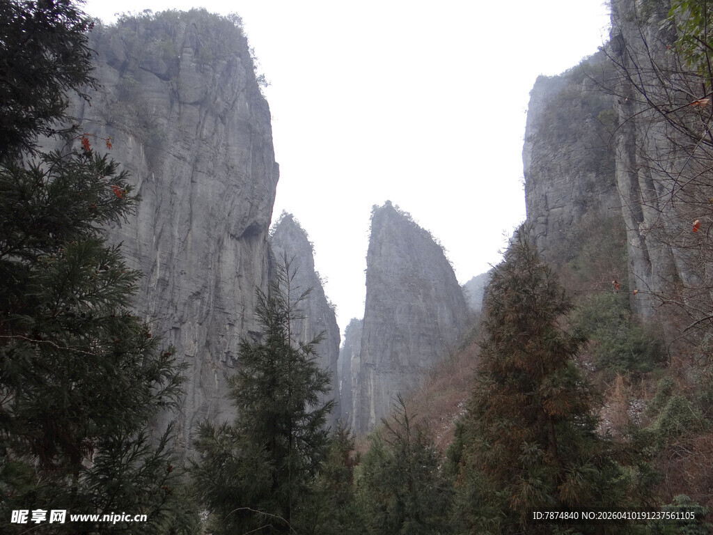 恩施壮丽山谷中的巍峨山峰