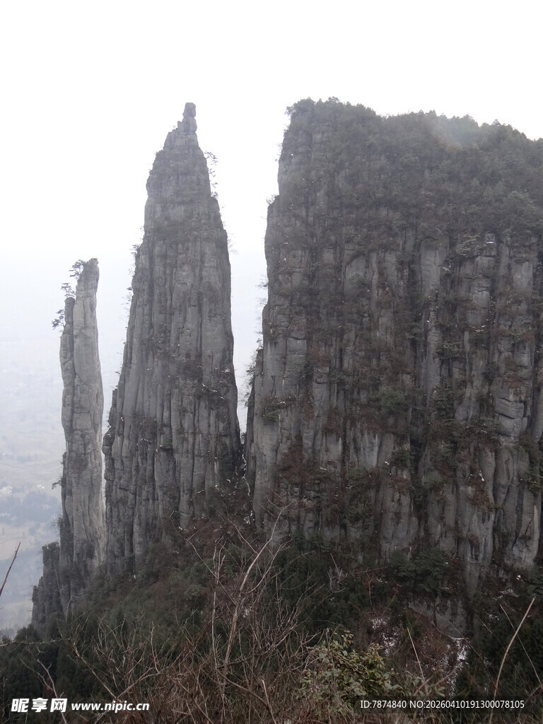 恩施奇峰耸立的壮丽山景