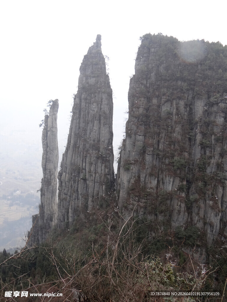 恩施雾中险峻奇峰