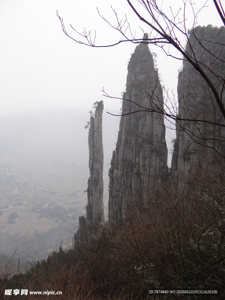 恩施雾中嶙峋奇峰