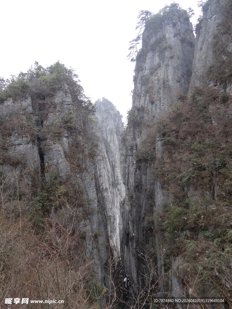 恩施险峻峡谷中的壮观自然景象