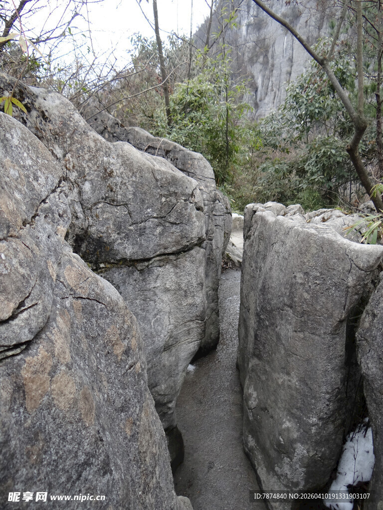 恩施山间岩石缝隙景观