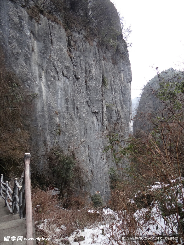 恩施冬日山景中的峭立石壁