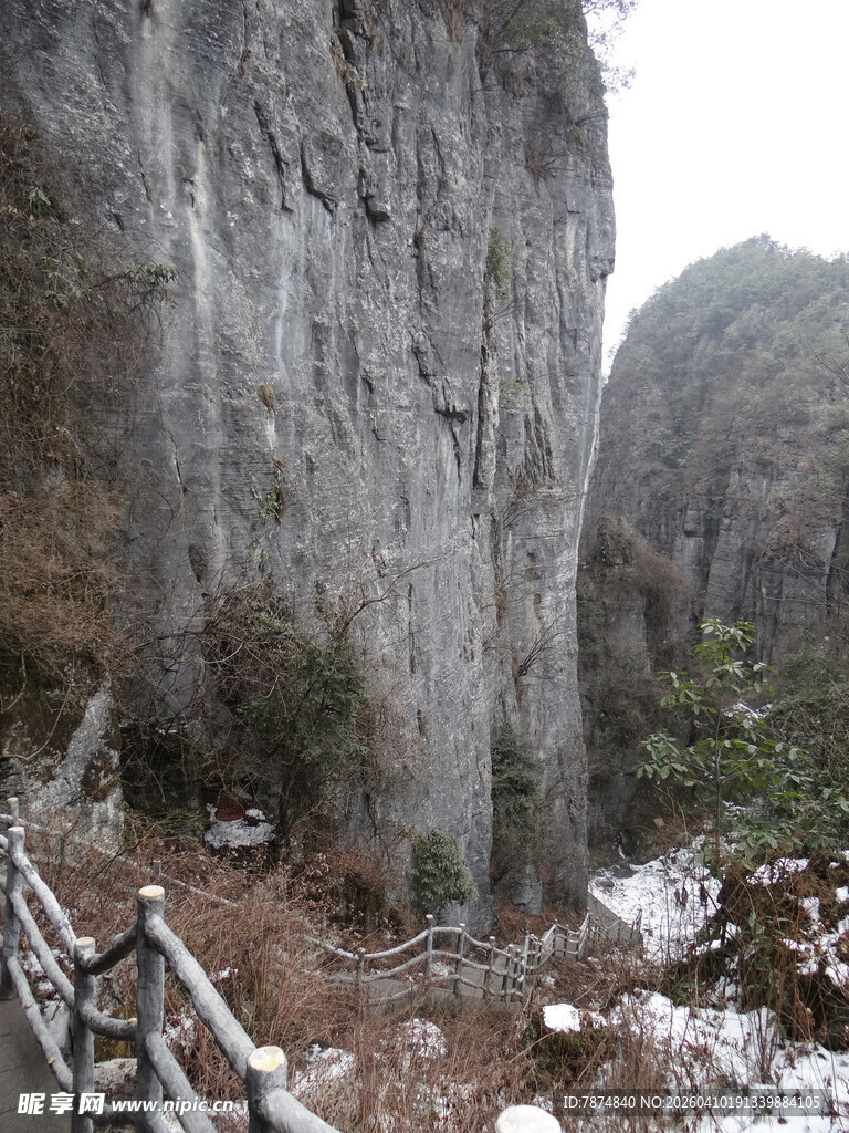 恩施山间石景与木质栈道景观
